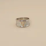 Anillo de banda ancha confeccionado en plata 925 con textura rugosa y símbolo de psicología en oro 9k aplicado en el centro.