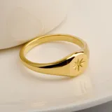 Anillo dorado con sello de estrella.