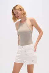 Body de tejido acanalado con cuello halter y espalda descubierta, confeccionado en poliéster con cierre de broches en la parte inferior.