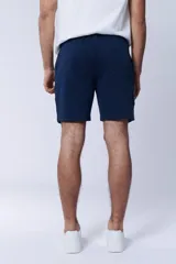 Bermuda de piqué color azul marino, de corte clásico con bolsillos laterales.