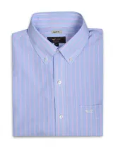 Camisa de manga larga RKF de corte regular, con diseño de rayas finas en tonos celestes, blancos y rosados. Cuenta con cuello abotonado (button-down), cierre frontal con botones blancos, bolsillo ojal en el pecho con logo bordado y dobladillo redondeado.