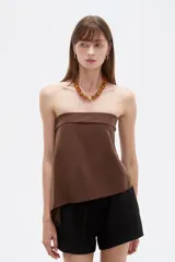Top strapless de viscosa en color marrón, con diseño asimétrico y corte holgado.