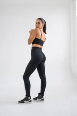 Legging deportivo de tiro alto con diseño de frunce en la parte posterior, confeccionado en tejido elástico con estampado sutil de líneas onduladas.