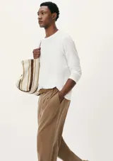 Remera básica de manga larga en color azul oscuro, con cuello redondo y corte recto.