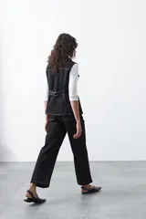 Pantalón de corte recto y tiro medio, confeccionado en algodón con elastano. Presenta costuras a contratono en color blanco que resaltan los recortes delanteros y el diseño de la prenda, aportando un estilo utilitario.