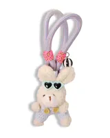 Llavero de peluche con forma de conejo blanco, con anteojos de sol en forma de corazón, vestido con un jardinero de tejido celeste y botones decorativos. Incluye una correa de cuerda trenzada multicolor y un dije de esfera a rayas.