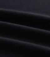 Buzo deportivo color verde claro, de manga larga y cuello redondo. Confeccionado en tejido de poliéster, viscosa y elastano.