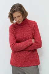 Polerón de cuello alto confeccionado en tejido buclé con textura jaspeada, de corte holgado y mangas largas con diseño raglán.