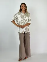 Camisa azul con estampado floral, de corte holgado y mangas 3/4 con trabilla.