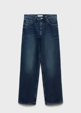 Jeans de tiro medio color azul oscuro, con diseño recto, cinco bolsillos, trabillas y cierre delantero con cremallera y botón.