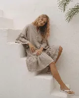 Vestido midi color beige de lino, con cuello mao, cierre frontal con botones de nácar, mangas tres cuartos con volados y falda con volado en el dobladillo.