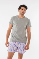 Short de baño azul con estampado de flamencos.