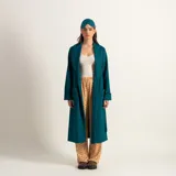 Bata clásica verde inglés con bolsillos y tela capitoneada.