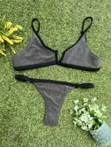 Conjunto de bikini plateado brillante con corpiño triangular con abertura para agregar tazas y bombacha colaless regulable.