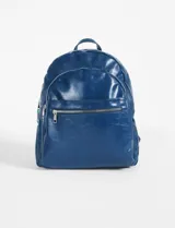 Mochila azul de cuero sintético con cierre superior y bolsillo frontal con cierre.