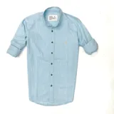 Camisa celeste de algodón con cuello mao y mangas largas con puños abotonados.