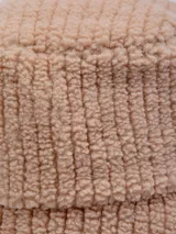 Gorro tipo bucket negro de textura peludita.