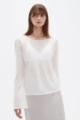 Sweater holgado de viscosa color marrón, de cuello redondo y mangas largas amplias.