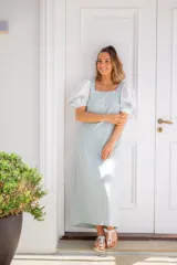 Vestido midi celeste con mangas abullonadas blancas, escote cuadrado y corte recto.