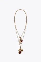 Pack de dos collares de cadena dorada trenzada. El collar más corto presenta colgantes de piedras semipreciosas en tonos blanco, rosado pálido y marrón rojizo, junto con pequeños dijes metálicos dorados con forma de hoja. El collar más largo presenta colgantes de piedras más grandes en tonos similares, incluyendo una piedra marrón rojiza ovalada y un dije redondo dorado texturizado.