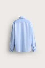 Camisa regular fit de manga larga con diseño de rayas verticales celestes y blancas, cuello italiano y cierre frontal con botones.