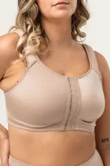 Top blanco corrector de postura y de uso post operatorio, con breteles anchos acolchados, ganchos delanteros reforzados con dos tensiones y bandas cruzadas reforzadas en la espalda. Confeccionado con tela que contiene fibra LYCRA®.