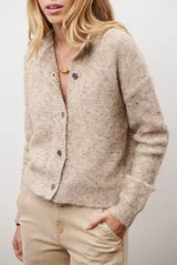 Cárdigan color crudo con textura jaspeada, cuello redondo y cierre frontal con botones.