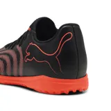 Championes de fútbol Puma Future Play TT, color negro con detalles en naranja neón. Suela de goma con tacos pequeños para césped artificial (turf).