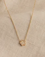 Collar de acero con baño de oro y dije en forma de flor con circonias incrustadas.