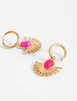 Par de aros colgantes dorados con dije en forma de sol y piedra sintética rosa. Cierre tipo argolla.