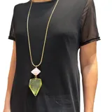 Collar largo con cadena dorada y colgante con dos figuras geométricas de resina: un romboide rosa y un romboide amarillo.