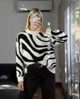 Sweater de tejido de punto con diseño de ondas en color marrón y crema, de cuello redondo y manga larga.