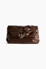 Clutch grande color marrón con textura de piel de cocodrilo, solapa con cierre magnético oculto y correa ajustable con hebilla de metal.