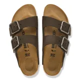 Sandalias Birkenstock modelo Arizona, color mocca, con dos tiras anchas ajustables mediante hebillas metálicas, plantilla anatómica y suela de corcho y EVA.