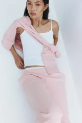 Pantalón de felpa liviana de mezcla de algodón, color rosado pálido. Modelo de corte relajado con cintura elástica fruncida y piernas rectas.