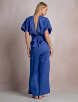 Blusa corta cruzada de lino, marca Elan, color azul. Presenta corte crop, escote en V pronunciado, mangas cortas amplias estilo kimono y lazo ancho para anudar en la espalda.