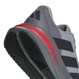 Championes de running Adidas modelo Galaxy 7, color gris con detalles en negro y una franja roja en la mediasuela. Presentan diseño de malla transpirable, cierre con cordones y tecnología Cloudfoam en la suela para mayor amortiguación.