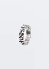 Anillo plateado de acero quirúrgico hipoalergénico con diseño de eslabones.