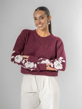 Sweater de tejido de punto color borgoña con escote en V y bordado de flores blancas en las mangas.