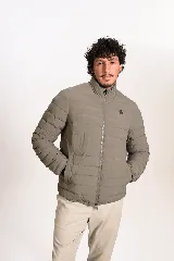 Campera puffer verde militar, de cuello alto, con cierre frontal y bolsillos laterales.
