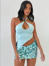 Minifalda turquesa cubierta de lentejuelas brillantes.