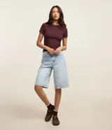 Blusa básica de manga corta y cuello redondo, confeccionada en viscosa texturizada de canalé con elastano y detalle de terminación ondulada en el bajo.