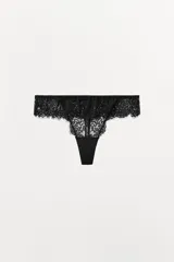 Tanga de encaje negro con tiro medio y cintura elástica con volante a tono.
