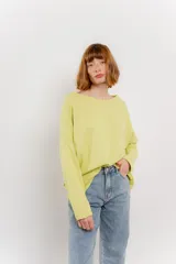 Remera color arena de corte holgado y mangas largas.