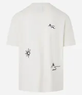 Remera relaxed de algodón y poliéster color negro, con cuello redondo, manga corta y estampa bordada de cocoteros y sol.