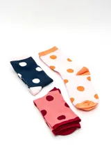 Pack de tres pares de medias crew con diseño de lunares en combinaciones de colores azul marino, rosado y bordó.