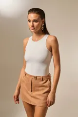Body sin mangas de poliamida, con cuello redondo a la base y ajuste al cuerpo.