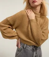 Suéter de punto negro texturizado con cuello redondo y mangas largas con puños ajustados.