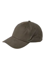 Gorra de algodón orgánico con acabado twill, diseño clásico de seis paneles con visera curva y cierre ajustable en la parte posterior.