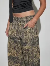 Jean de tiro medio con estampa animal print tipo leopardo y corte recto y holgado.